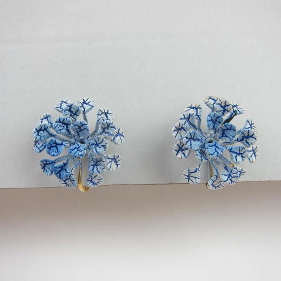 Vintage Clip on Earrings Blue & White Coral Flower Gold tone back Estate Jewelry - Picture 7 of 12